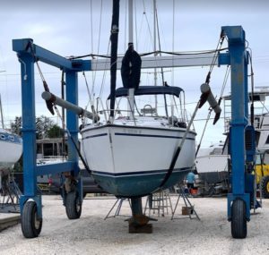 1990 Hunter 33 Hauled out for marine survey on travel lift at Apollo Beach Marina in Apollo Beach Florida for Marine Surveyor inspcetion