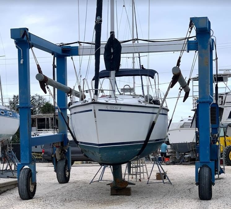 1990 Hunter 33 Hauled out for marine survey on travel lift at Apollo Beach Marina in Apollo Beach Florida for Marine Surveyor inspcetion in st augustine