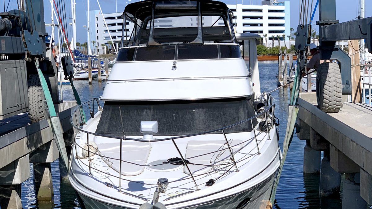 Marine surveyor - 2003 Carver 396 - travel lift